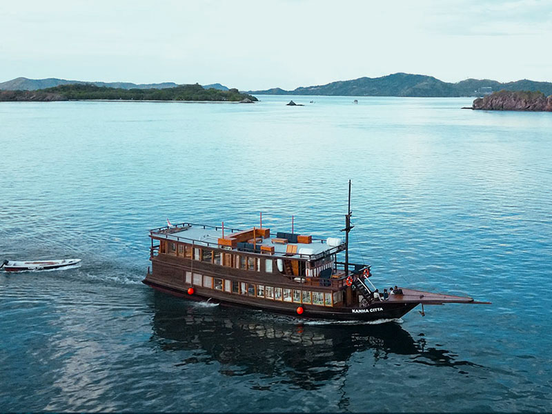 Citta Phinisi Boat Sailing in Labuan Bajo - KomodoBoat.com