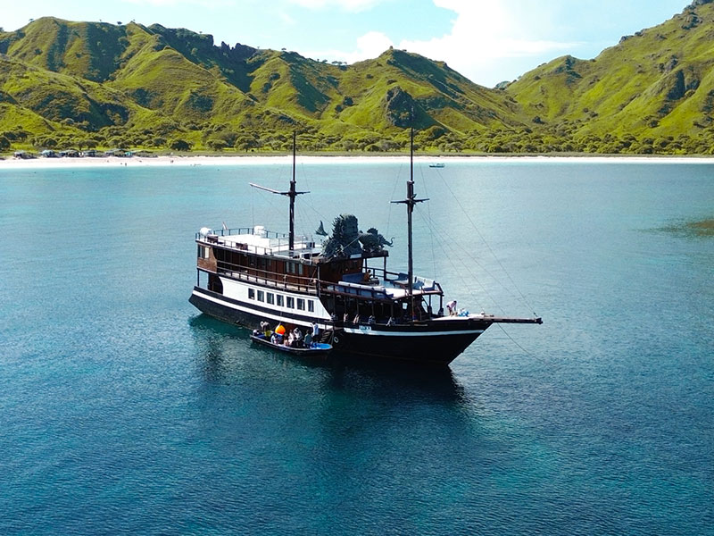 Loka Phinisi Boat Sailing Labuan Bajo - KomodoBoat.com